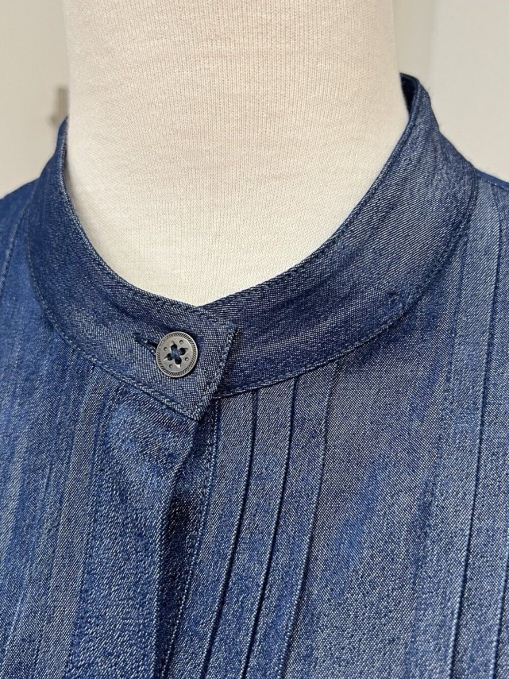 Carlisle Collection Blue Chambray Pintuck Top Size 10 Blouse - Picture 6 of 7